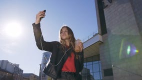 Portrait de la fille blonde assez jeune prenant des photos de selfie sur la caméra de dispositif de smartphone tout en marchant l clips vidéos Portrait de la fille blonde assez jeune prenant des photos de selfie sur la caméra de dispositif de smartphone tout en marchant l clips vidéos
