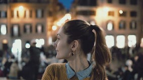 Portrait de la jeune belle femme se tenant au centre de la ville dans la soirée La fille d'étudiant regarde l'appareil-photo, sou banque de vidéos Portrait de la jeune belle femme se tenant au centre de la ville dans la soirée La fille d'étudiant regarde l'appareil-photo, sou banque de vidéos