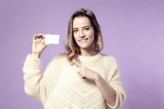 Portrait de la jeune femme de sourire européenne d'affaires tenant la carte de crédit D'isolement sur Violet Background Images libres de droits Portrait de la jeune femme de sourire européenne d'affaires tenant la carte de crédit D'isolement sur Violet Background Images libres de droits