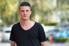 Portrait de la jeune position belle d'homme dans le parking image libre de droits Portrait de la jeune position belle d'homme dans le parking image libre de droits