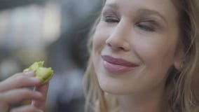 Portrait de la jolie femme blonde avec les cheveux bouclés mangeant le macaron vert dans la fin de restaurant La dame la ferman banque de vidéos Portrait de la jolie femme blonde avec les cheveux bouclés mangeant le macaron vert dans la fin de restaurant La dame la ferman banque de vidéos