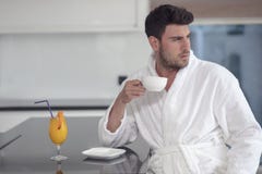 Portrait de matin de jeune homme beau avec la tasse de café photographie stock Portrait de matin de jeune homme beau avec la tasse de café photographie stock