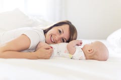 Portrait de mère avec son bébé de bébé de 3 mois dans la chambre à coucher image libre de droits Portrait de mère avec son bébé de bébé de 3 mois dans la chambre à coucher image libre de droits