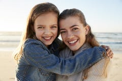 Portrait de mère et de fille affectueuses sur la plage d'hiver photos stock Portrait de mère et de fille affectueuses sur la plage d'hiver photos stock