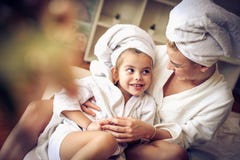 Portrait de mère et de fille après bain foyer sur la fille image libre de droits Portrait de mère et de fille après bain foyer sur la fille image libre de droits