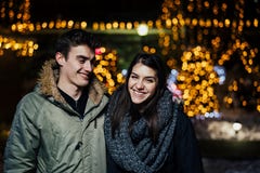 Portrait de nuit d'un couple heureux souriant appréciant des aoutdoors d'hiver et de neige Joie d'hiver Émotions positives bonheu photos stock Portrait de nuit d'un couple heureux souriant appréciant des aoutdoors d'hiver et de neige Joie d'hiver Émotions positives bonheu photos stock