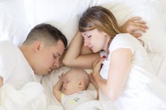 Portrait de parent avec son bébé de bébé de 3 mois dans le sommeil de chambre à coucher image libre de droits Portrait de parent avec son bébé de bébé de 3 mois dans le sommeil de chambre à coucher image libre de droits
