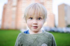 Portrait de petit garçon étonné mignon Images libres de droits Portrait de petit garçon étonné mignon Images libres de droits