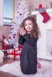 Portrait de petite fille assez douce près d'une cheminée dans Noël photos stock Portrait de petite fille assez douce près d'une cheminée dans Noël photos stock