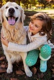 Portrait de petite fille embrassant son chien photo stock Portrait de petite fille embrassant son chien photo stock
