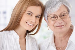 Portrait de plan rapproché du sourire de jeune femme et de mère photo stock Portrait de plan rapproché du sourire de jeune femme et de mère photo stock