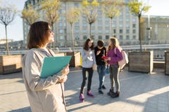 Portrait de professeur féminin de sourire mûr en verres avec le presse-papiers, outdor avec un groupe d'étudiants d'adolescents image stock Portrait de professeur féminin de sourire mûr en verres avec le presse-papiers, outdor avec un groupe d'étudiants d'adolescents image stock