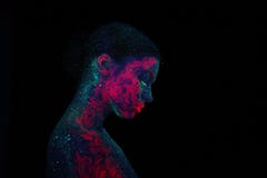 Portrait de profil d'une belle ?trang?re de fille Ciel nocturne vert ultra-violet d'art de corps avec des ?toiles et des m?duses photographie stock Portrait de profil d'une belle ?trang?re de fille Ciel nocturne vert ultra-violet d'art de corps avec des ?toiles et des m?duses photographie stock