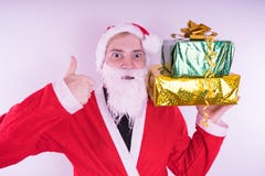 Portrait de Santa Claus mince avec des cadeaux de Noël Santa Claus heureuse juge des boîte-cadeau d'isolement sur le fond blanc S photographie stock libre de droits Portrait de Santa Claus mince avec des cadeaux de Noël Santa Claus heureuse juge des boîte-cadeau d'isolement sur le fond blanc S photographie stock libre de droits