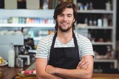 Portrait de serveur de sourire se tenant avec le bras croisé Photographie stock Portrait de serveur de sourire se tenant avec le bras croisé Photographie stock