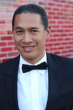 Portrait de smoking de port de jeune homme philippin photo stock Portrait de smoking de port de jeune homme philippin photo stock