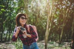 Portrait de sourire de mode de vie de femme asiatique de beauté de la jolie jeune femme ayant l'amusement en été d'extérieur avec photos stock Portrait de sourire de mode de vie de femme asiatique de beauté de la jolie jeune femme ayant l'amusement en été d'extérieur avec photos stock