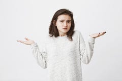 Portrait de taille- jeune de l'adulte perplexe et naïf gesticulant ses épaules et soulevant la représentation de mains embarrassé images stock Portrait de taille- jeune de l'adulte perplexe et naïf gesticulant ses épaules et soulevant la représentation de mains embarrassé images stock