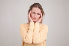 Portrait de taille- de la jeune femme blonde souriant tout en tenant son comprim? dans des mains et causant avec son ami regardan photo libre de droits Portrait de taille- de la jeune femme blonde souriant tout en tenant son comprim? dans des mains et causant avec son ami regardan photo libre de droits