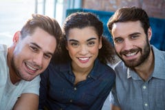Portrait de trois amis de sourire photos stock Portrait de trois amis de sourire photos stock