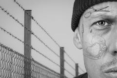 Portrait de type avec le tatouage de visage de larme et de prison images stock Portrait de type avec le tatouage de visage de larme et de prison images stock