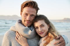 Portrait des couples affectueux marchant le long de la plage d'hiver ensemble photographie stock Portrait des couples affectueux marchant le long de la plage d'hiver ensemble photographie stock
