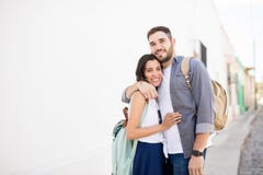 Portrait des couples heureux regardant l'appareil-photo photo libre de droits Portrait des couples heureux regardant l'appareil-photo photo libre de droits