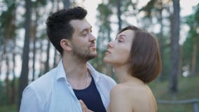 Portrait des deux jeunes, types et filles attirants dans la forêt de pin banque de vidéos Portrait des deux jeunes, types et filles attirants dans la forêt de pin banque de vidéos