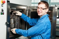 Portrait des erfahrenen Industriearbeiters stockbild Portrait des erfahrenen Industriearbeiters stockbild