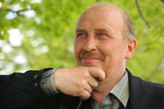 Portrait des fälligen lächelnden Mannes lizenzfreie stockfotografie Portrait des fälligen lächelnden Mannes lizenzfreie stockfotografie