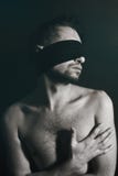 Portrait des jeunes hommes nus bandés les yeux dessus Photo stock Portrait des jeunes hommes nus bandés les yeux dessus Photo stock