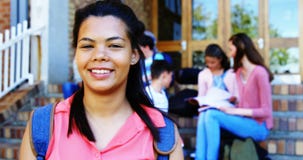Portrait des lächelnden Schulmädchens stock footage Portrait des lächelnden Schulmädchens stock footage