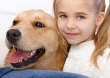 Portrait des reizenden kleinen Mädchens und des Hundes lizenzfreie stockfotos Portrait des reizenden kleinen Mädchens und des Hundes lizenzfreie stockfotos