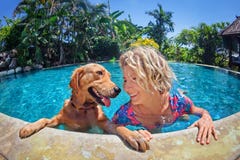 Portrait drôle de femme souriante avec le chien dans la piscine photos libres de droits Portrait drôle de femme souriante avec le chien dans la piscine photos libres de droits