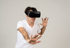 Portrait du casque de port gai et choqu? de r?alit? virtuelle de jeune homme explorant le monde 3D photographie stock Portrait du casque de port gai et choqu? de r?alit? virtuelle de jeune homme explorant le monde 3D photographie stock