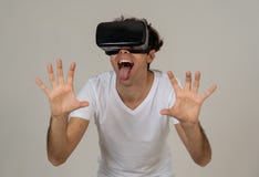 Portrait du casque de port gai et choqu? de r?alit? virtuelle de jeune homme explorant le monde 3D photographie stock libre de droits Portrait du casque de port gai et choqu? de r?alit? virtuelle de jeune homme explorant le monde 3D photographie stock libre de droits