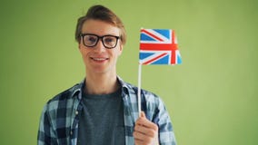Portrait du drapeau fier de participation d'Anglais de l'Angleterre souriant regardant la cam?ra banque de vidéos Portrait du drapeau fier de participation d'Anglais de l'Angleterre souriant regardant la cam?ra banque de vidéos