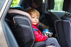Portrait du joli gar?on d'enfant en bas ?ge s'asseyant dans le si?ge de voiture S?curit? de transport d'enfant Agrafes de p?re su photo stock Portrait du joli gar?on d'enfant en bas ?ge s'asseyant dans le si?ge de voiture S?curit? de transport d'enfant Agrafes de p?re su photo stock