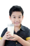 Portrait du petit garçon asiatique buvant un verre de lait image libre de droits Portrait du petit garçon asiatique buvant un verre de lait image libre de droits