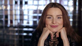 Portrait einer lächelnden jungen Frau stock video Portrait einer lächelnden jungen Frau stock video