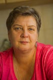 Portrait einer mittleren gealterten Frau lizenzfreie stockfotografie Portrait einer mittleren gealterten Frau lizenzfreie stockfotografie