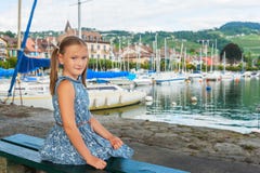 Portrait eines netten kleinen Mädchens lizenzfreie stockbilder Portrait eines netten kleinen Mädchens lizenzfreie stockbilder