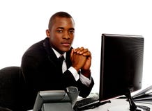 Portrait eines stattlichen afrikanischen jungen Leitprogramms stockfotos Portrait eines stattlichen afrikanischen jungen Leitprogramms stockfotos
