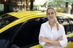 Portrait eines weiblichen Rollentreibers mit ihrem neuen Fahrerhaus lizenzfreie stockbilder Portrait eines weiblichen Rollentreibers mit ihrem neuen Fahrerhaus lizenzfreie stockbilder