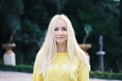 Portrait en gros plan de jeune belle femme blonde avec l'usine verte de parc sur le fond Concept de promenade Jeunes adultes photographie stock libre de droits Portrait en gros plan de jeune belle femme blonde avec l'usine verte de parc sur le fond Concept de promenade Jeunes adultes photographie stock libre de droits