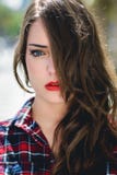 Portrait en gros plan de jeune femme avec de beaux yeux bleus Photo libre de droits Portrait en gros plan de jeune femme avec de beaux yeux bleus Photo libre de droits