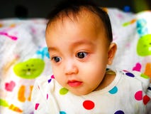 Portrait franc d'un bébé asiatique mignon et expressif Mode de vie et concept d'enfance Photos stock Portrait franc d'un bébé asiatique mignon et expressif Mode de vie et concept d'enfance Photos stock