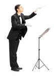 Portrait intégral d'un conducteur d'orchestre masculin dirigeant l'esprit photos stock Portrait intégral d'un conducteur d'orchestre masculin dirigeant l'esprit photos stock
