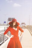 Portrait intégral de femme de mode dans la robe rouge Photos stock Portrait intégral de femme de mode dans la robe rouge Photos stock