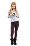 Portrait intégral de la jolie adolescente employant son phone futé image stock Portrait intégral de la jolie adolescente employant son phone futé image stock